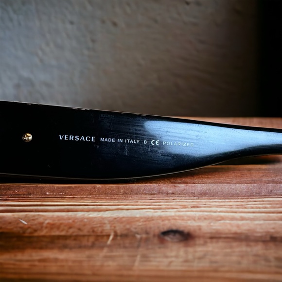 Authentic Versace Women's Sunglasses. - Picture 5 of 5